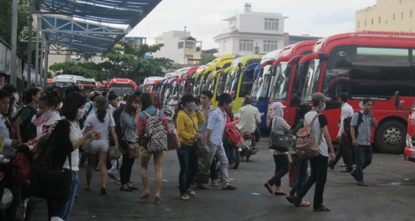 Tình hình đi lại dịp lễ 30.4 tại TP.Hồ Chí Minh: Xe đò tăng giá đến 40%, tàu lửa giảm giá